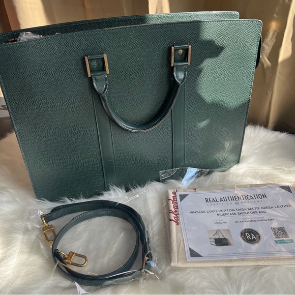 Vintage
Louis Vuitton
Taiga
Baltik Green
Leather
Briefcase
Shoulder Bag - Picture 1 of 16